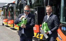 na zdjęciu nowy autobus i zaproszeni goście 