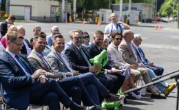 na zdjęciu nowy autobus i zaproszeni goście 