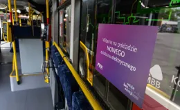 na zdjęciu nowy autobus i zaproszeni goście 