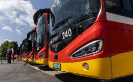 na zdjęciu nowy autobus i zaproszeni goście 