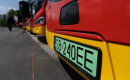 na zdjęciu nowy autobus i zaproszeni goście 