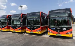na zdjęciu nowy autobus i zaproszeni goście 