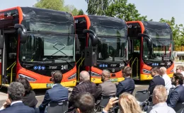 na zdjęciu nowy autobus i zaproszeni goście 