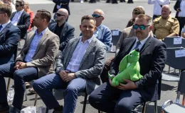na zdjęciu nowy autobus i zaproszeni goście 