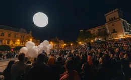 na zdjęciu osoby i aktorzy na scenie