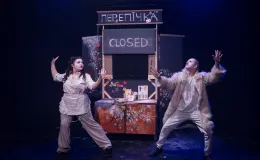na zdjęciu osoby i aktorzy na scenie
