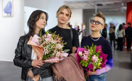 Trzy kobiety z kwiatami