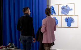 Osoby na wystawie oglądają prace