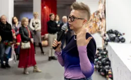 Osoby na wystawie oglądają prace