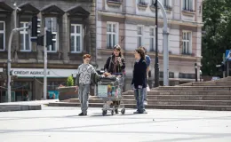 na zdjęciu aktorzy na planie