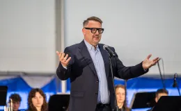 na zdjęciu osoby na scenie
