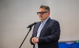 na zdjęciu osoby na scenie