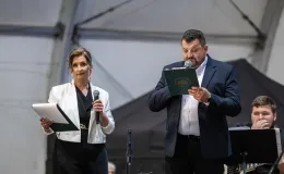 na zdjęciu osoby na scenie