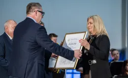 na zdjęciu osoby na scenie