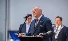 na zdjęciu osoby na scenie