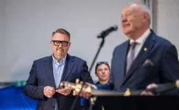 na zdjęciu osoby na scenie