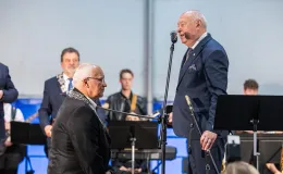 na zdjęciu osoby na scenie