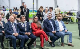 na zdjęciu osoby na scenie