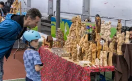 na zdjęciu osoby na scenie