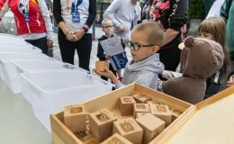 na zdjęciu osoby podczas gry miejskiej