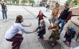 na zdjęciu osoby podczas gry miejskiej