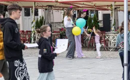 na zdjęciu osoby podczas gry miejskiej