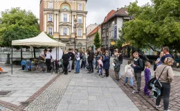 na zdjęciu osoby podczas gry miejskiej
