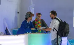 na zdjęciu osoby podczas gry miejskiej