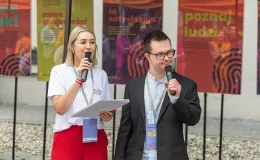 na zdjęciu osoby podczas spotkania