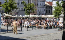 na zdjęciu osoby podczas kibicowania 