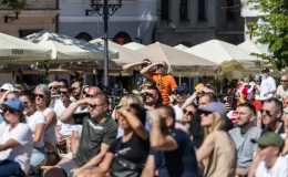 na zdjęciu osoby podczas kibicowania 