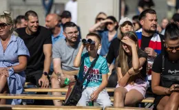na zdjęciu osoby podczas kibicowania 