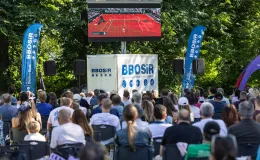 na zdjęciu osoby podczas kibicowania 