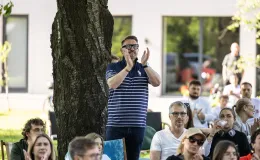 na zdjęciu osoby podczas kibicowania 