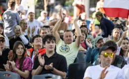 na zdjęciu osoby podczas kibicowania 