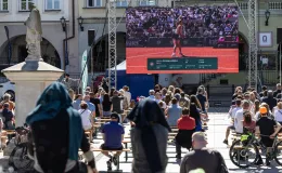 na zdjęciu osoby podczas kibicowania 