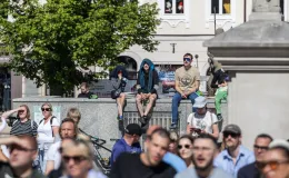 na zdjęciu osoby podczas kibicowania 