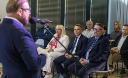 na zdjęciu osoby podczas konferencji