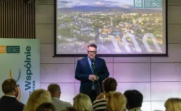 na zdjęciu osoby podczas konferencji