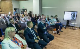 na zdjęciu osoby podczas konferencji