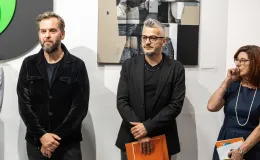 na zdjęciu osoby podczas wystaw