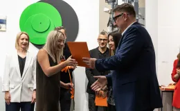 na zdjęciu osoby podczas wystaw
