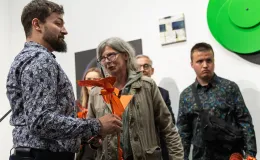 na zdjęciu osoby podczas wystaw