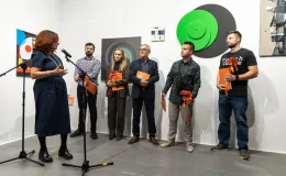 na zdjęciu osoby podczas wystaw