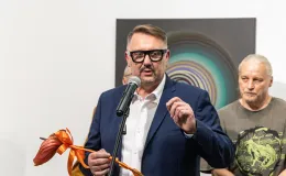 na zdjęciu osoby podczas wystaw