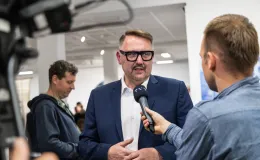 na zdjęciu osoby podczas wystaw