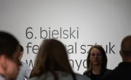 na zdjęciu osoby podczas wystaw