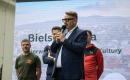 na zdjęciu osoby podczas pikniku