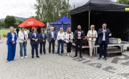 na zdjęciu osoby podczas pikniku