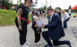 na zdjęciu osoby podczas pikniku